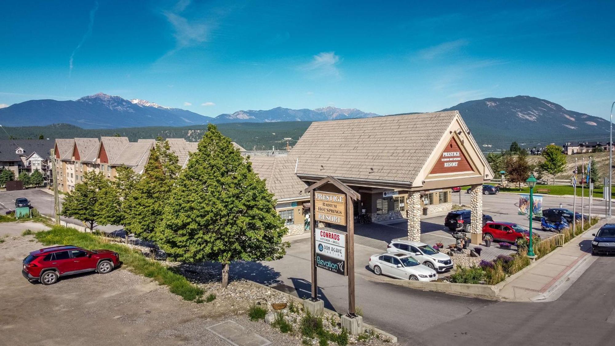 Prestige Radium Hot Springs Resort, Worldhotels Crafted Екстериор снимка